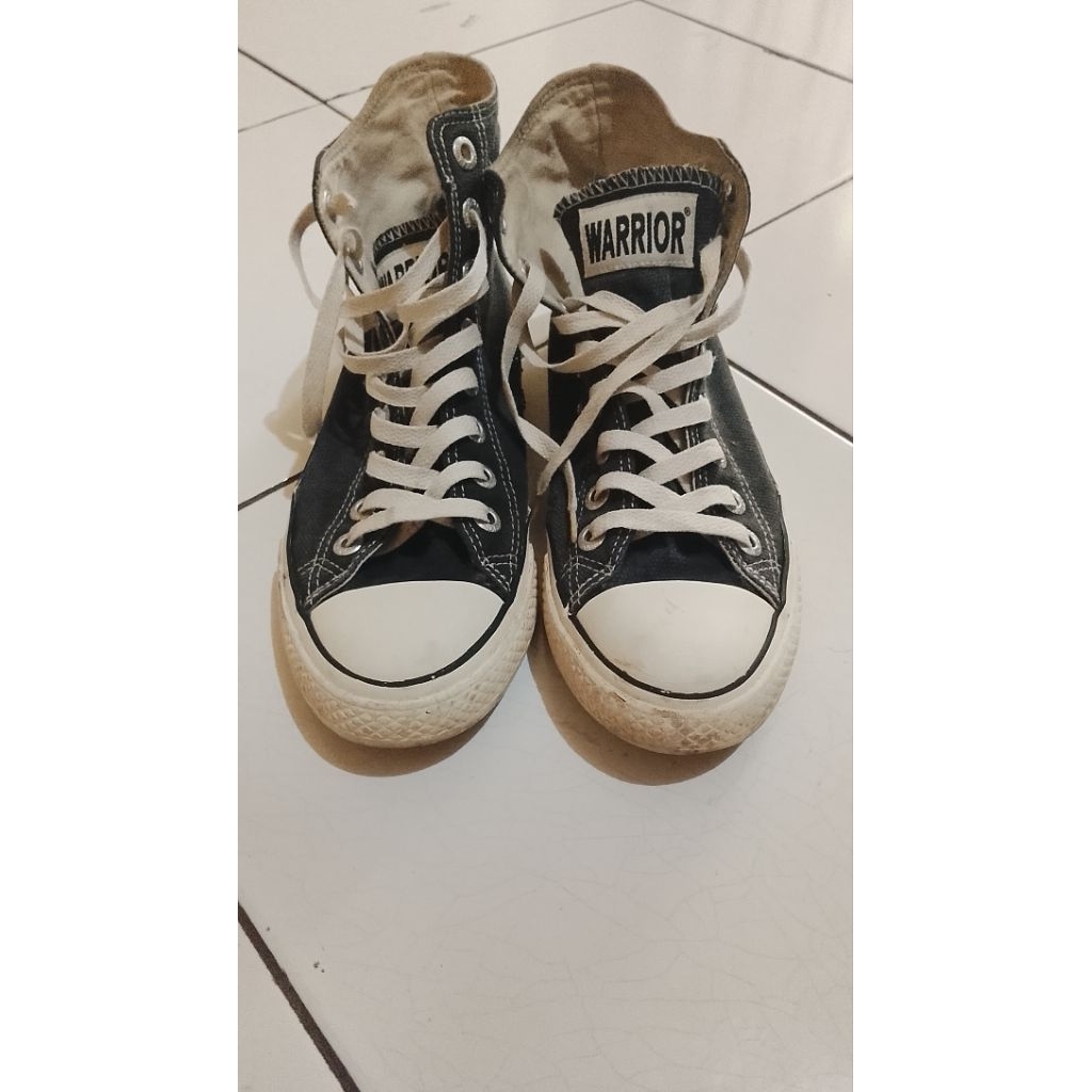Sepatu Sneaker Warrior preloved
