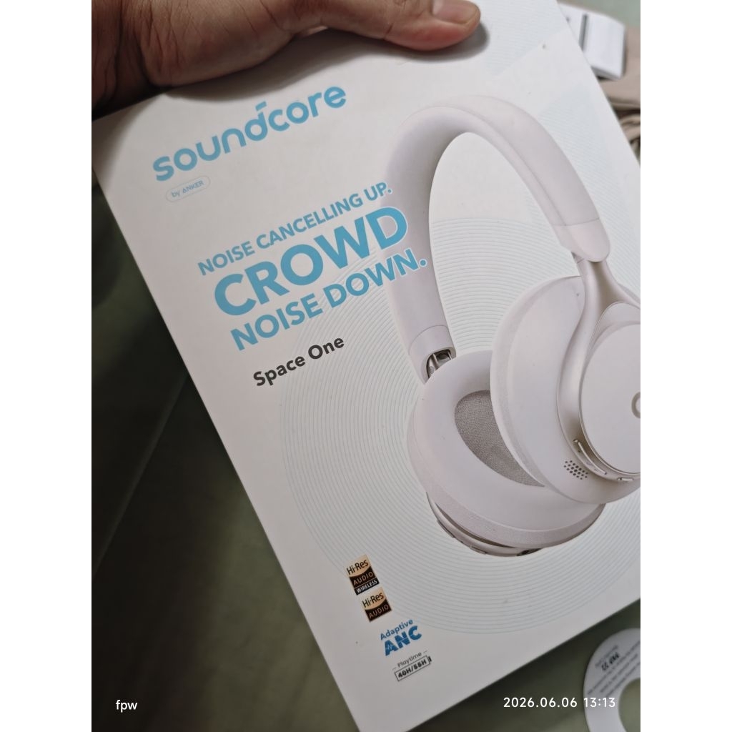 headphone soundcore space one warna putih
