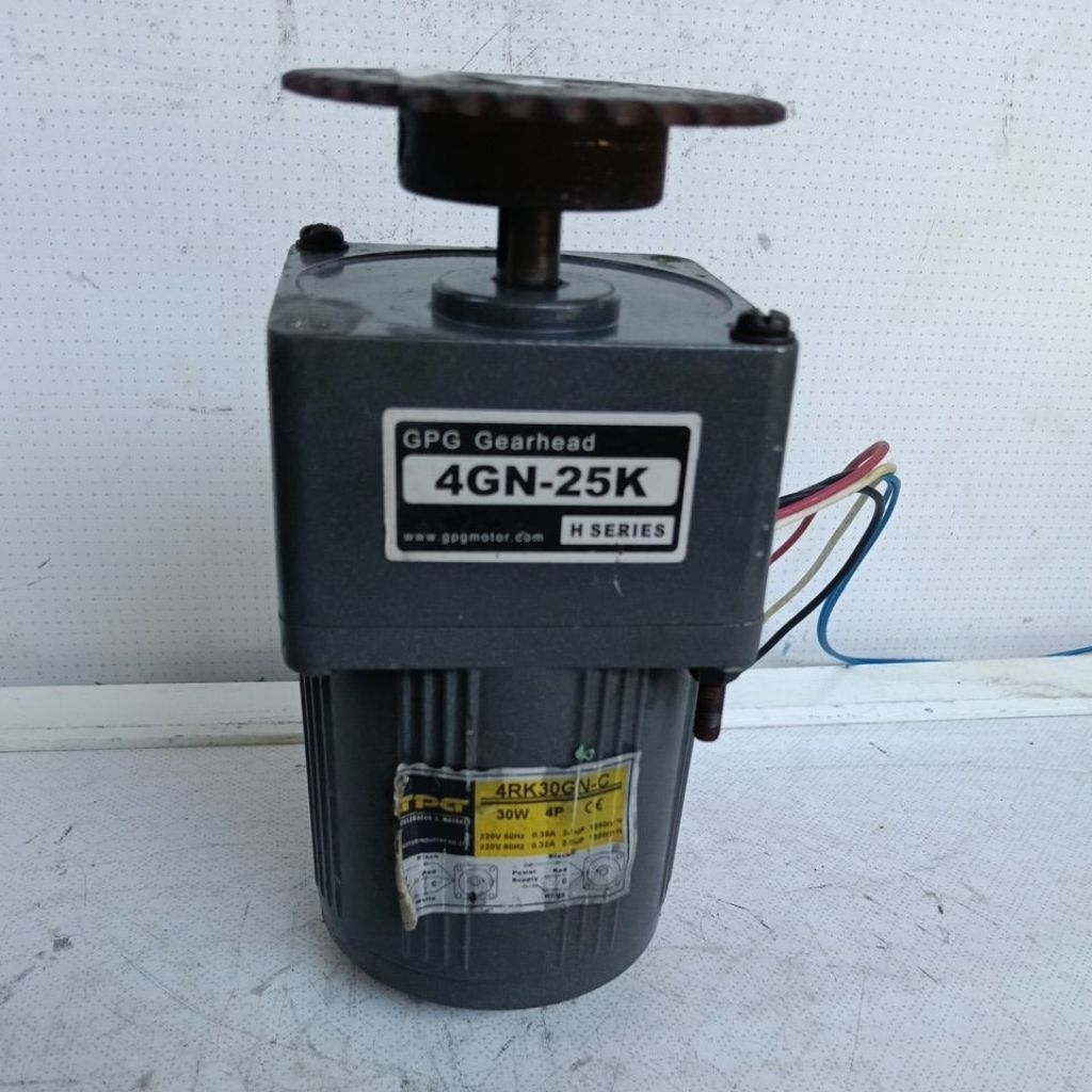 DINAMO GEARBOX AC VOLT 220.   30WAT.   RATIO 1: 25.   60 RPM.