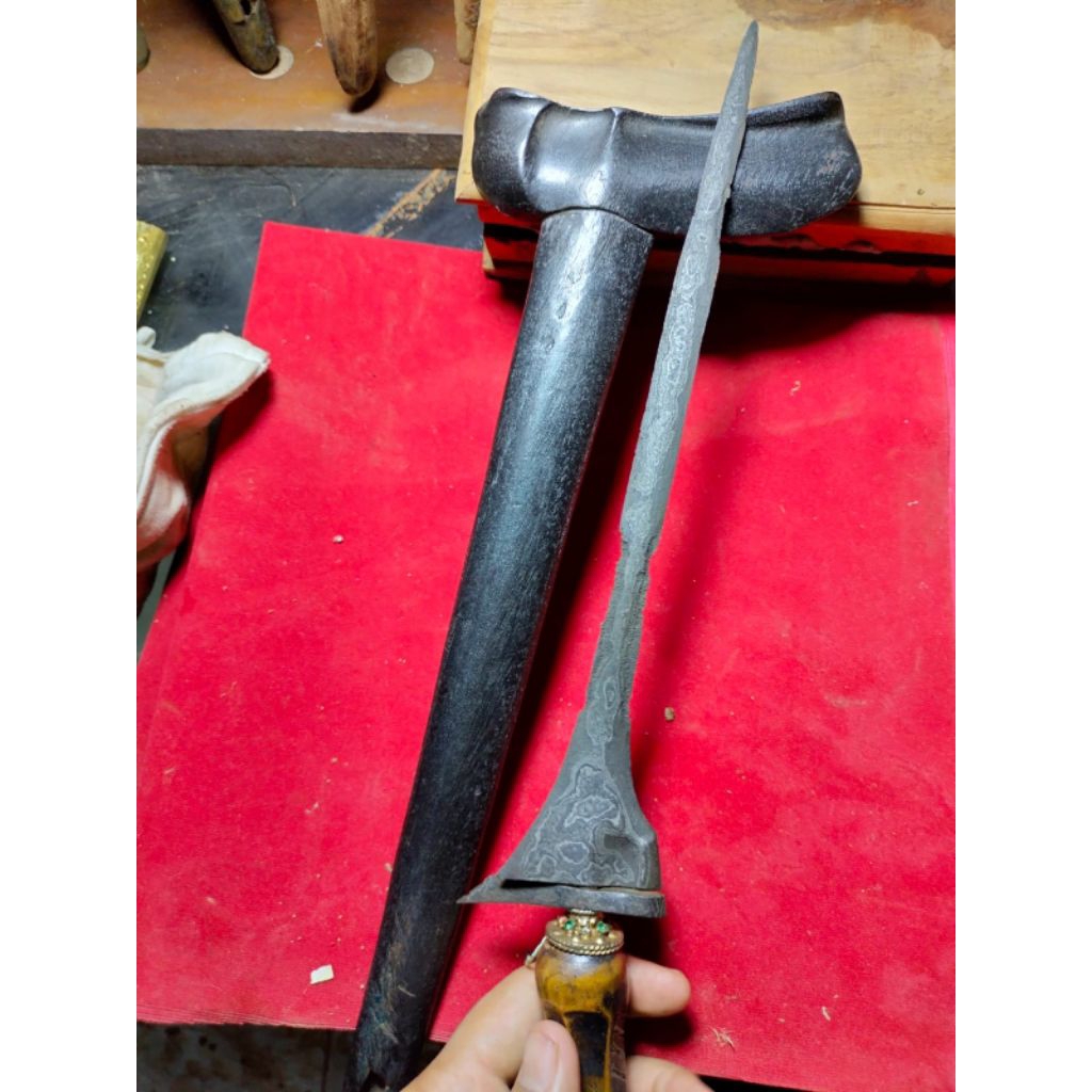 Keris Lurus Kuno Sepuh Pamor Kontras Ndeling Gayaman Solo Hitam Mendak Permata Hijau