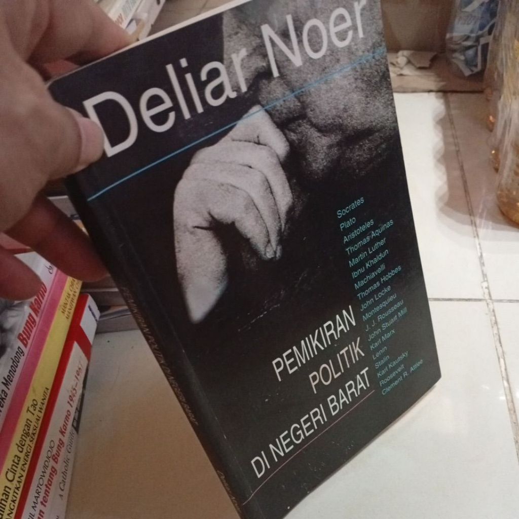 PEMIKIRAN POLITIK DI NEGERI BARAT Deliar Noer