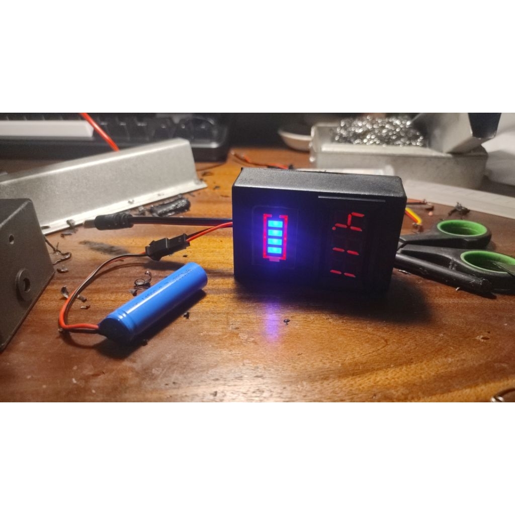 Voltmeter dan Indikator Persentase Baterai 18650 untuk RC