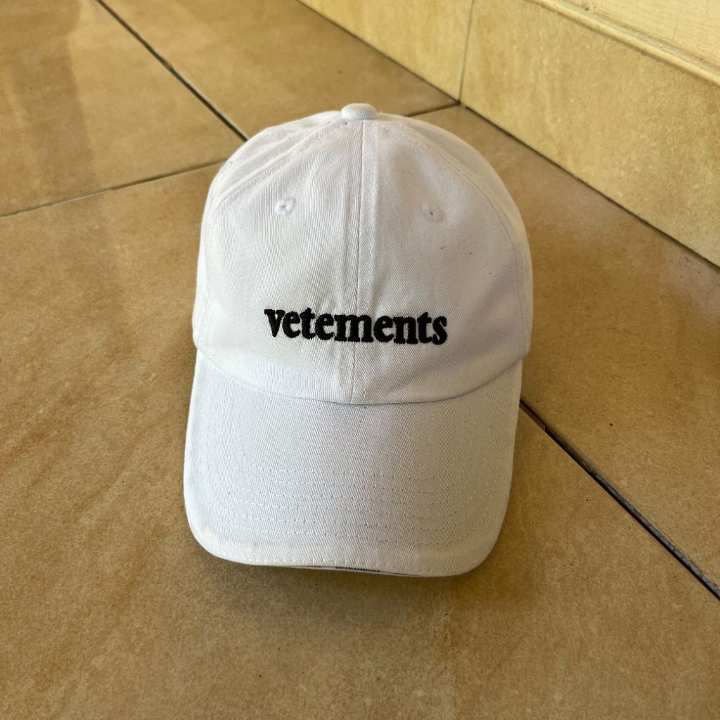 topi vetements x reebox mulus warna putih