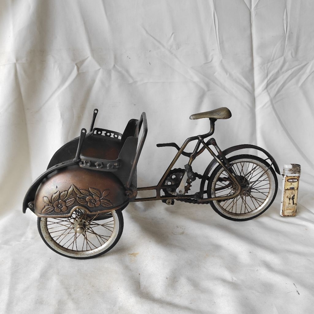 Pajangan Vintage Becak Besi Kuningan Lawas