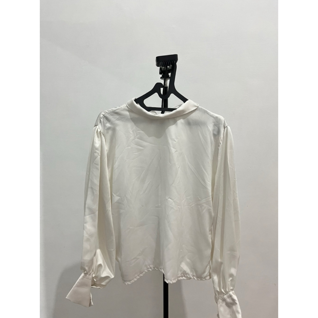 Blouse Putih Satin