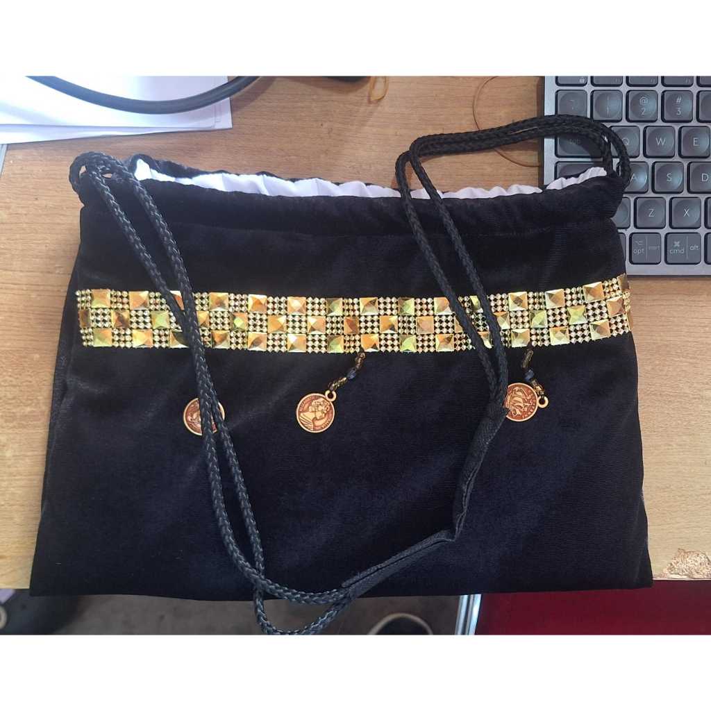 Tas Sepu’ Toraja Beludru dan Aksesoris Manik – Handmade Etnik Khas Toraja dengan Desain Unik dan Det