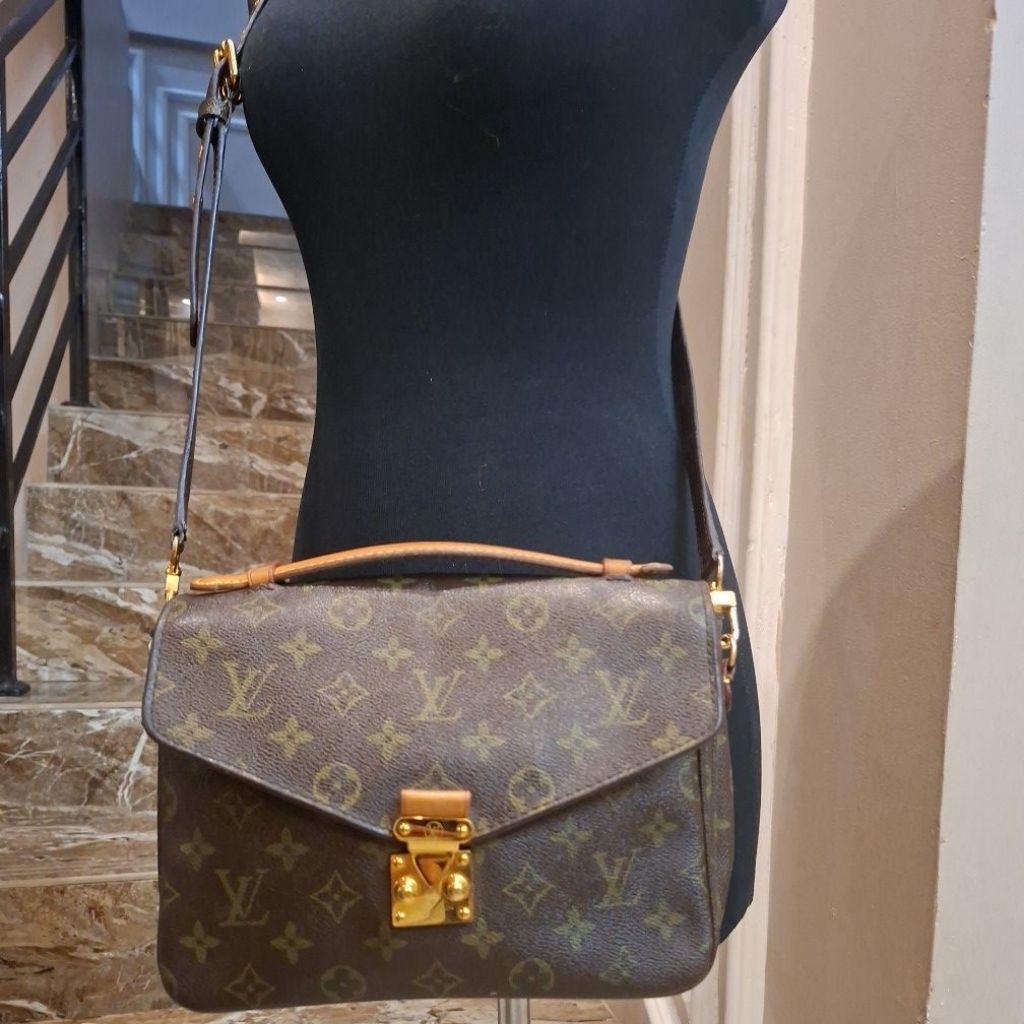 Louis Vuitton Pochette Metis Monogram Canvas