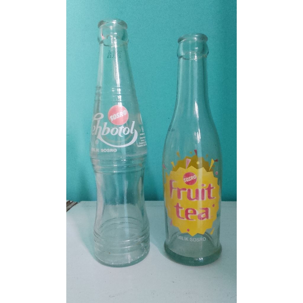 Botol kaca beling jadul bekas Teh Botol Sosro dan Fruit tea cocok untuk pajangan barang langka antik