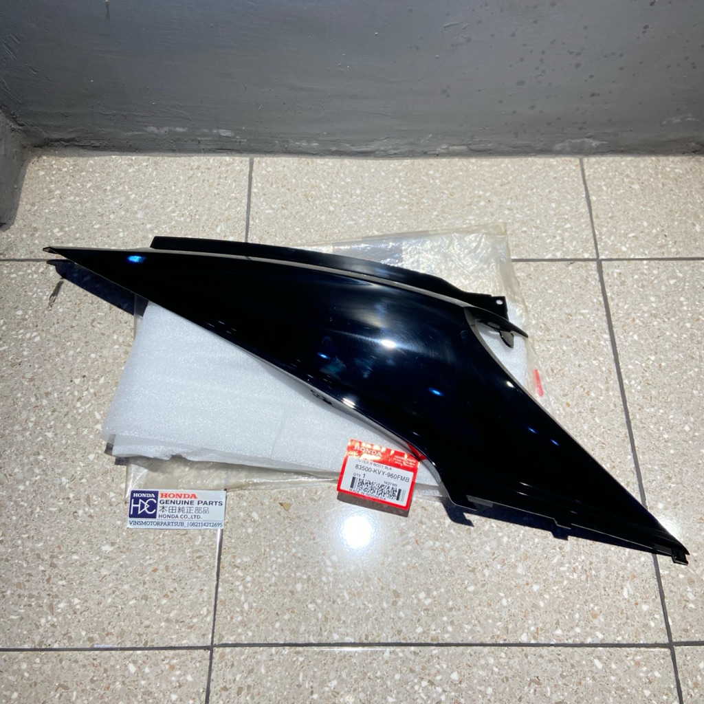 83500 KVY 960FMB COVER BODY BELAKANG HONDA BEAT KARBU HITAM KANAN ORIGINAL AHM