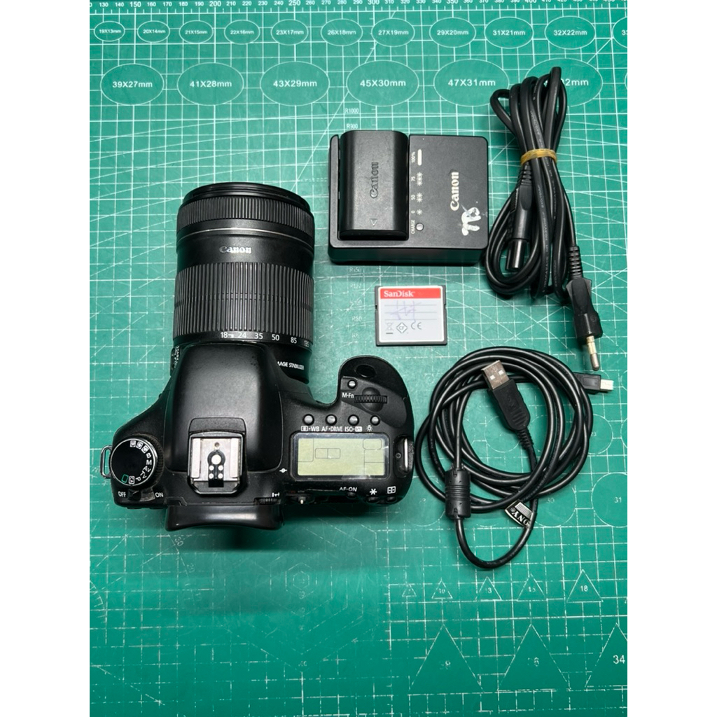 Canon 7D dan Lensa 18-135mm    Kelengkapan  No box  Charger  Strap  Baterai  Memory  Kondisi 80% Fun