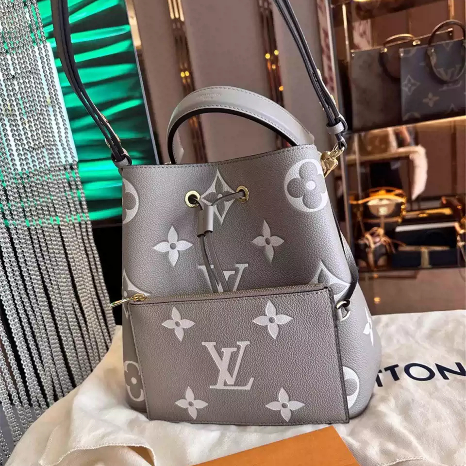 Tas Louis Vuitton Néonoé M45555, tas bucket ukuran sedang berbahan kulit sapi bertekstur grained emb