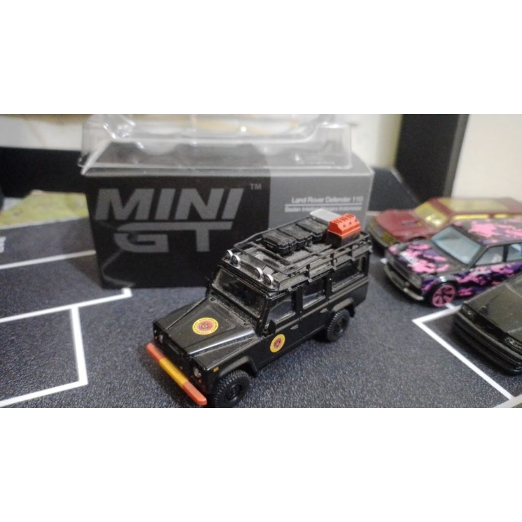 MINI GT LANDROVER DEFENDER BIN