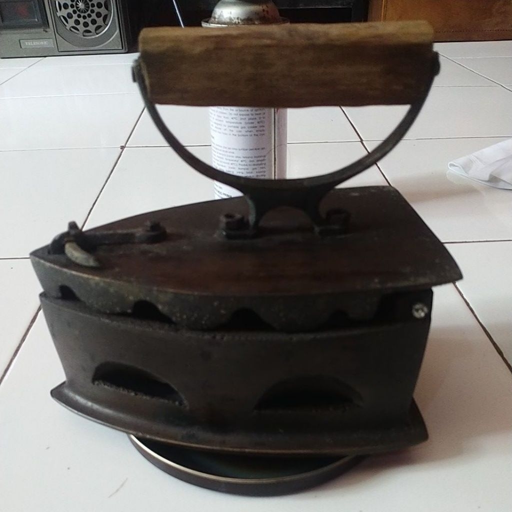 Setrika jadul kuningan lawassan(bisa di fungsikan)2kg berat