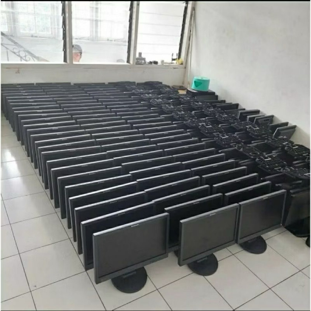 Obral Monitor 16inch Lcd likenew