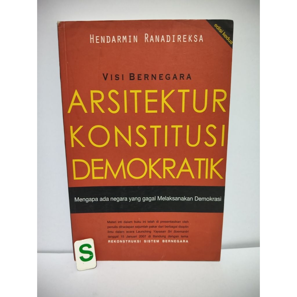 buku berjudul Arsitektur Konstitusi Demokratik karya Hendarmin Ranadireksa