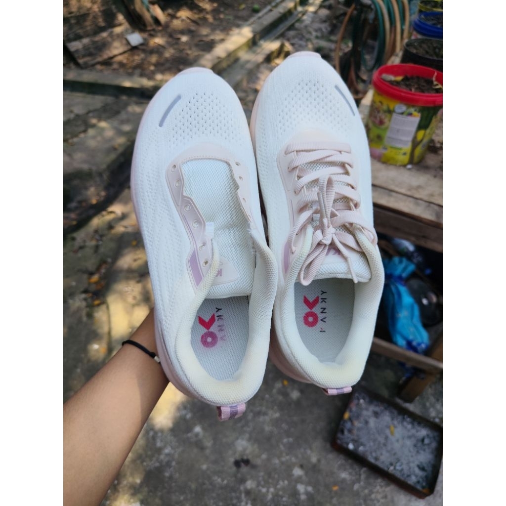 PRELOVED SEPATU KANKY HERA MINUS
