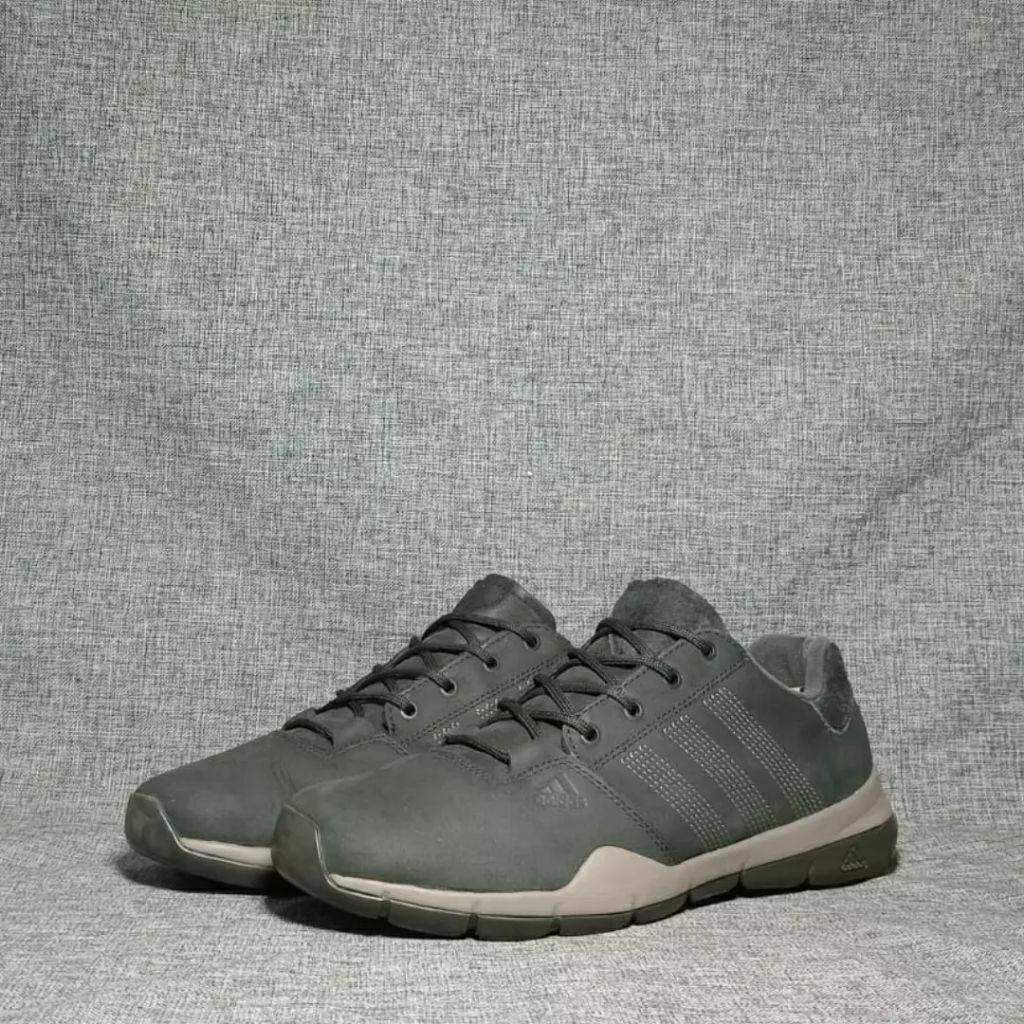 Sneakers /// Anzit DLX Size 42 Sepatu Gaul Main Traveling Kerja