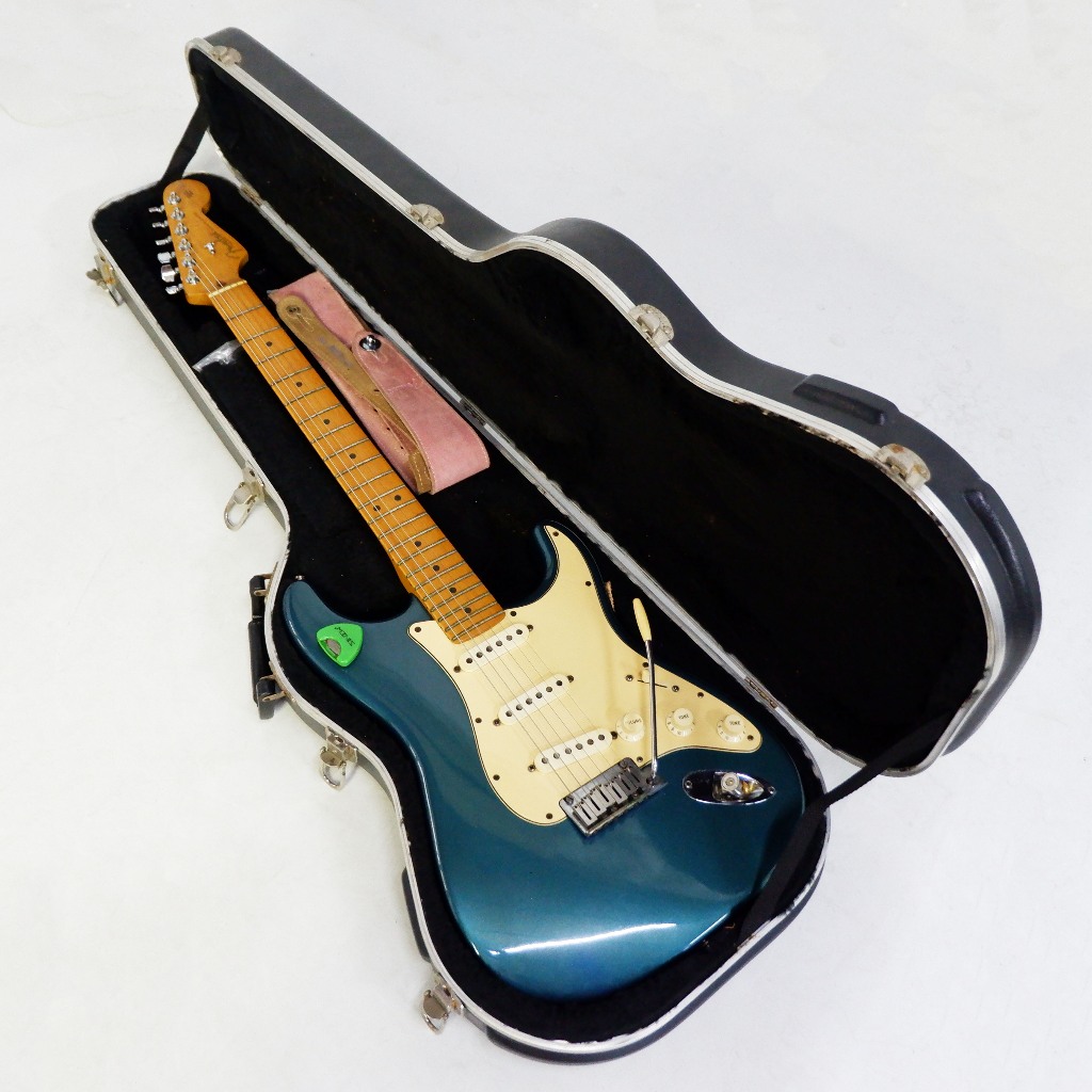 FENDER Stratocaster USA Original Corona California Tahun 2000 Gitar Elektrik Listrik Melodi Guitar O