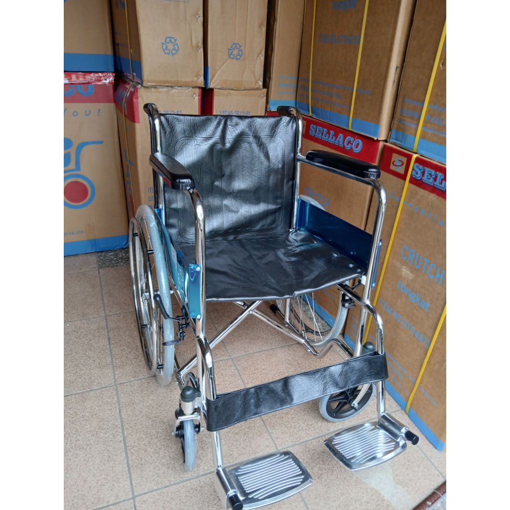 Kursi roda standar rumah sakit