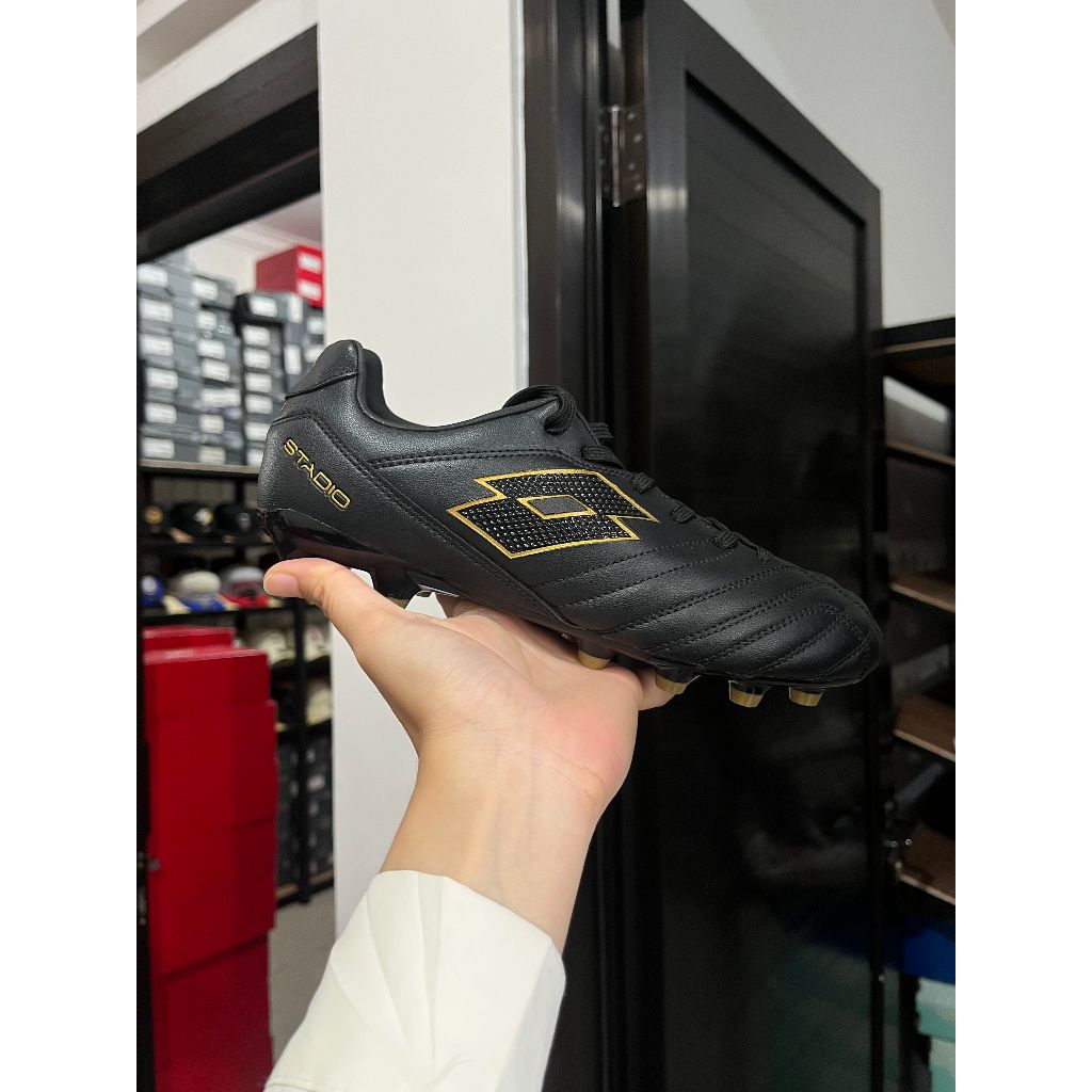 SEPATU BOLA LOTTO STADIO 705 FG JR PRIA FULL BLACK ORIGINAL LOTCF250820B