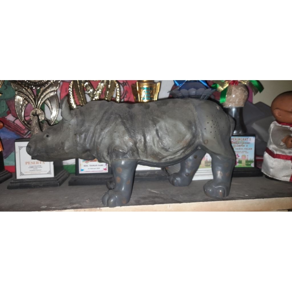 1999 Giants of the Jungle Whie Rhino by Wow Wee Toys. Rare item.