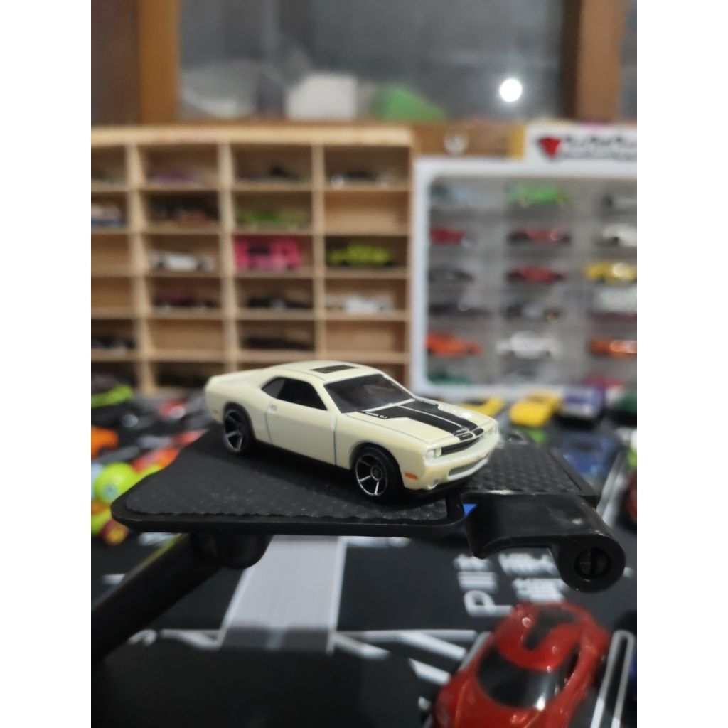 HotWheels 08 Dodge Challenger Putih Loose