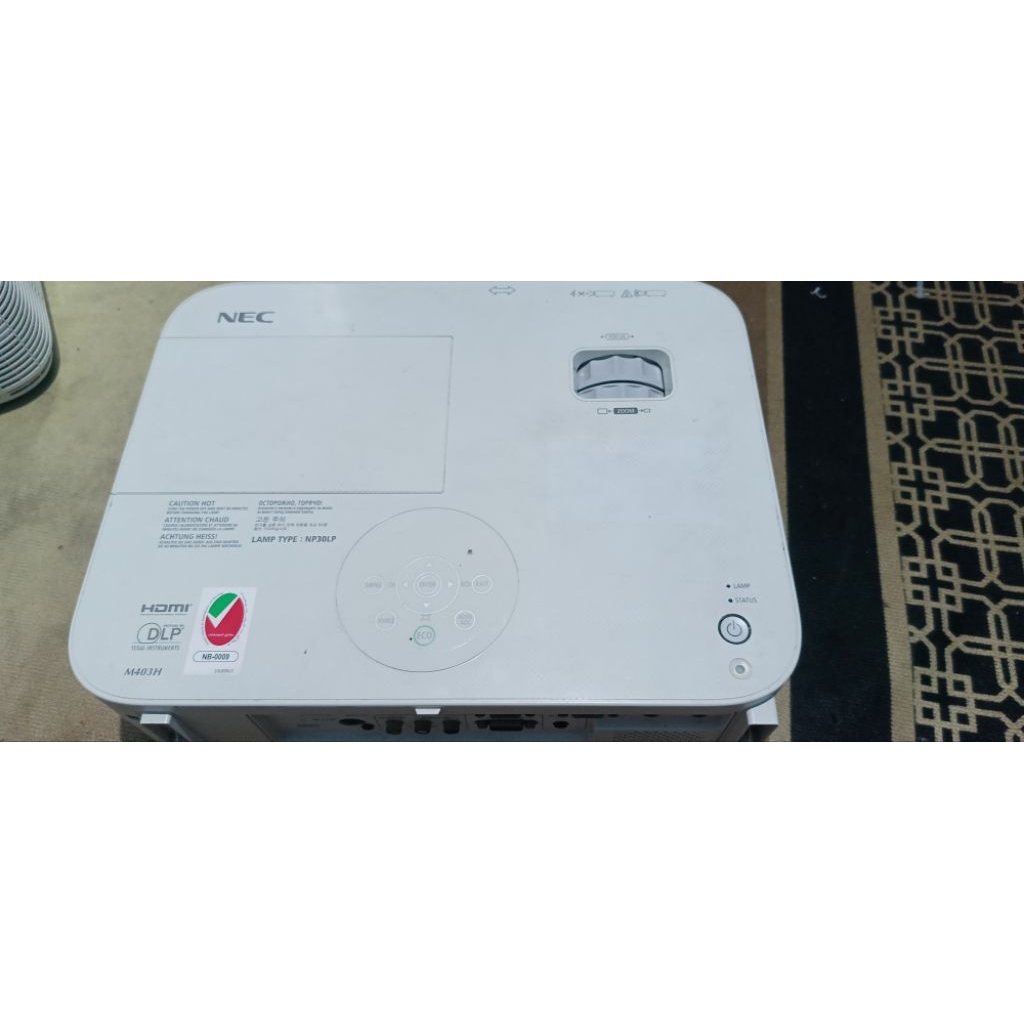 proyektor NEC M403H minus layar bergaris