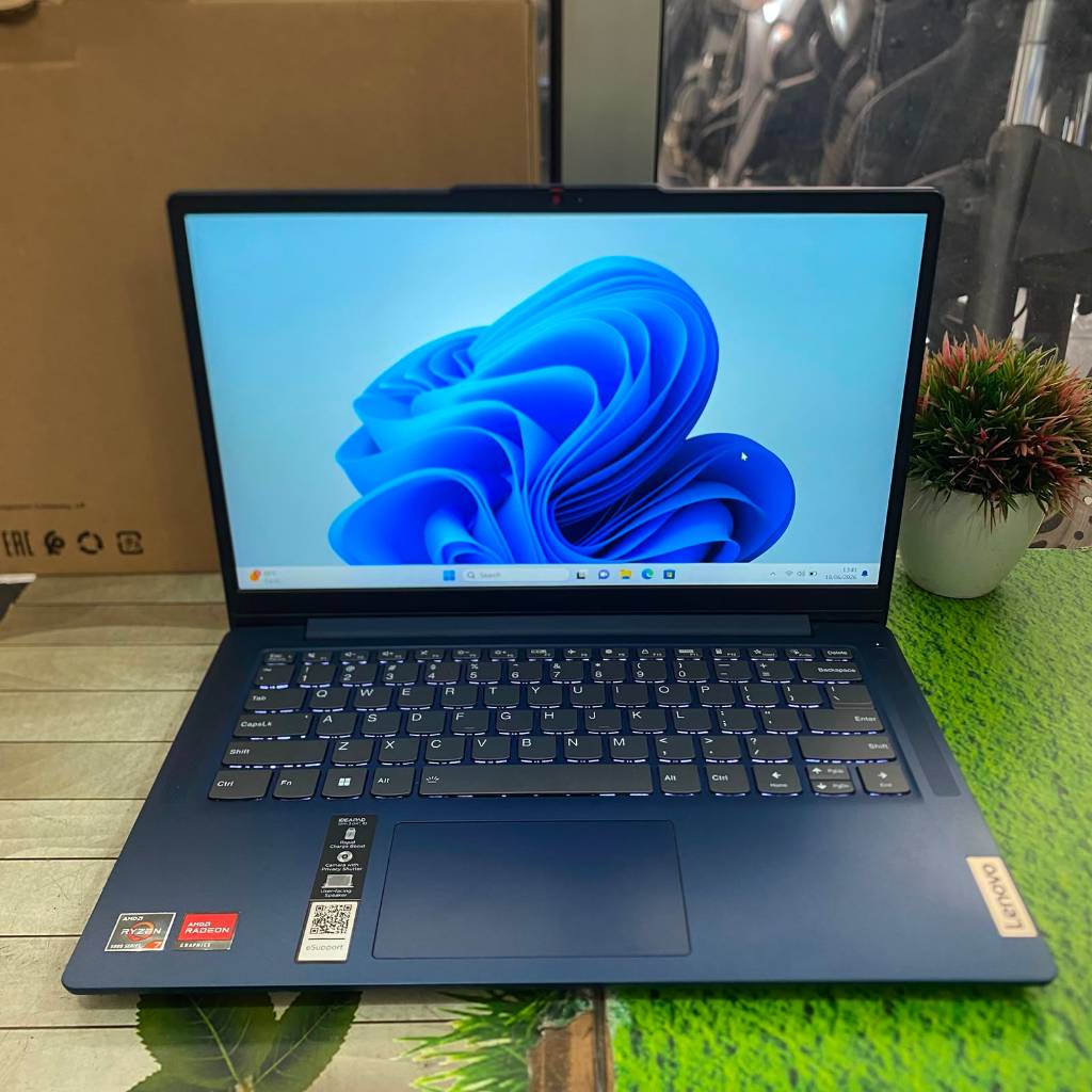 New Lenovo Ideapad Slim 3 Ryzen 7-5825U 16GB 512GB 14" FHD Windows 11