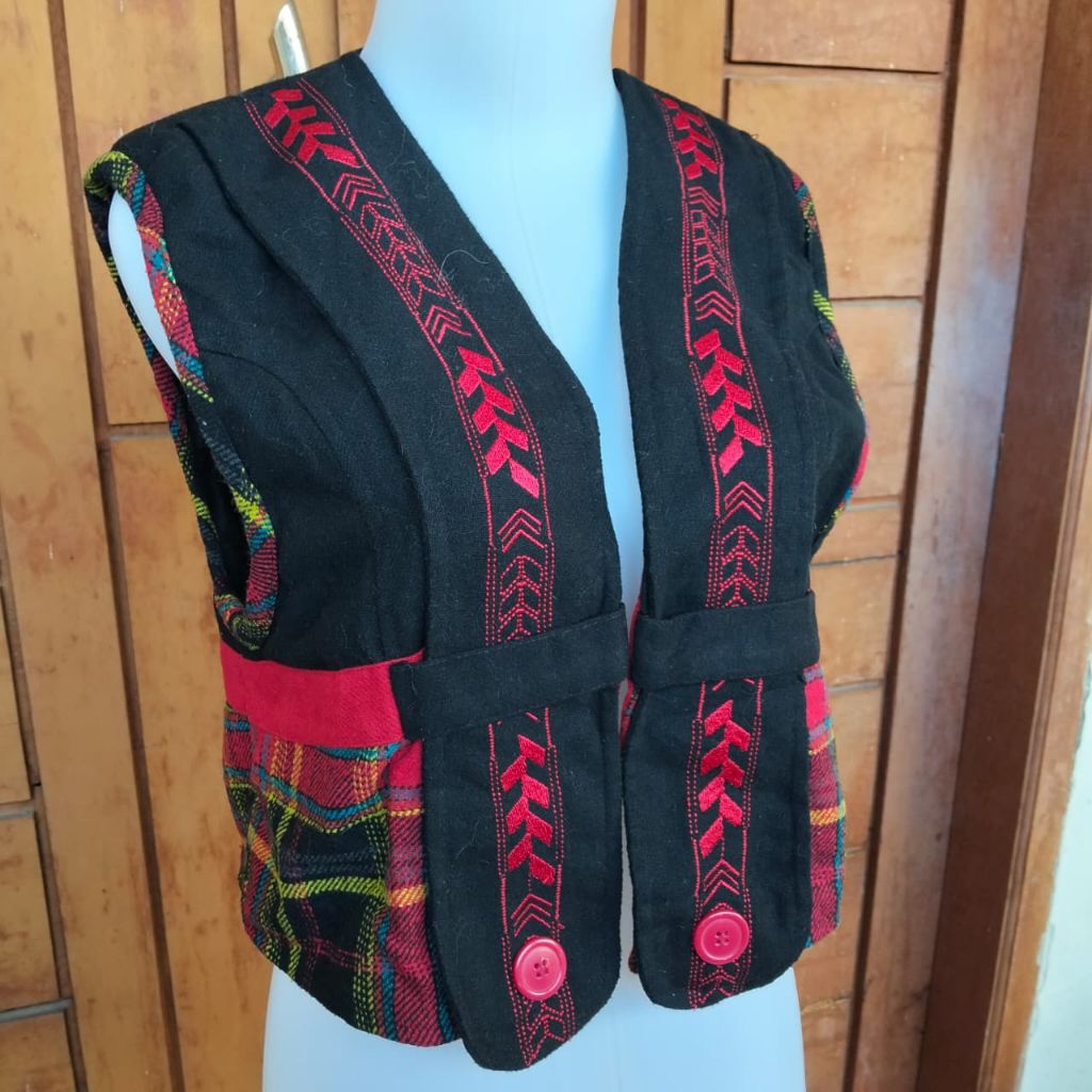 ROMPI VEST OUTER BAJU OUTER CROP TOP MERAH HITAM MOTIF KOTAK KOTAK PLAID GINGHAM CHECKERED GAYA CASU