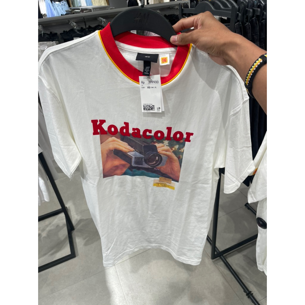 Kaos cowok print kodak ( h&m )