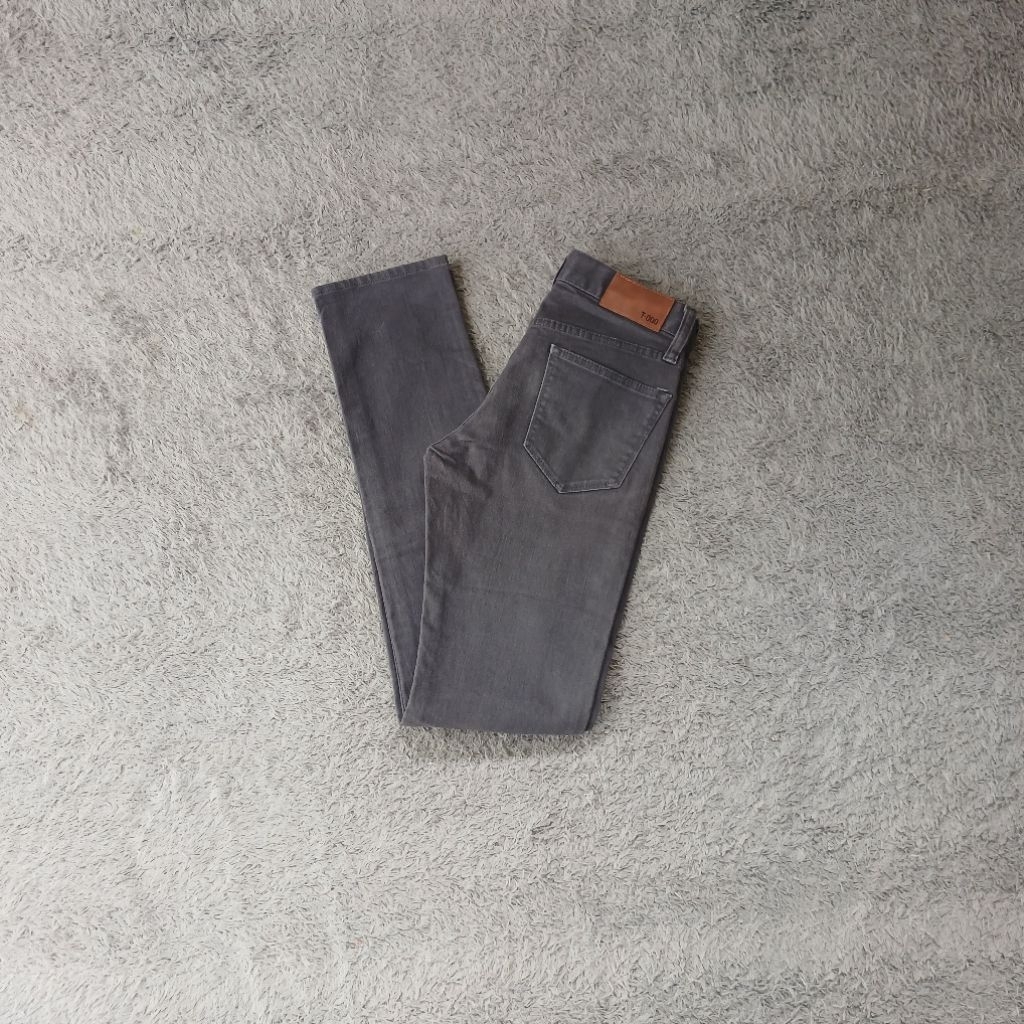 Celana Panjang Jeans Uniqlo Original Basic Tapered T-000