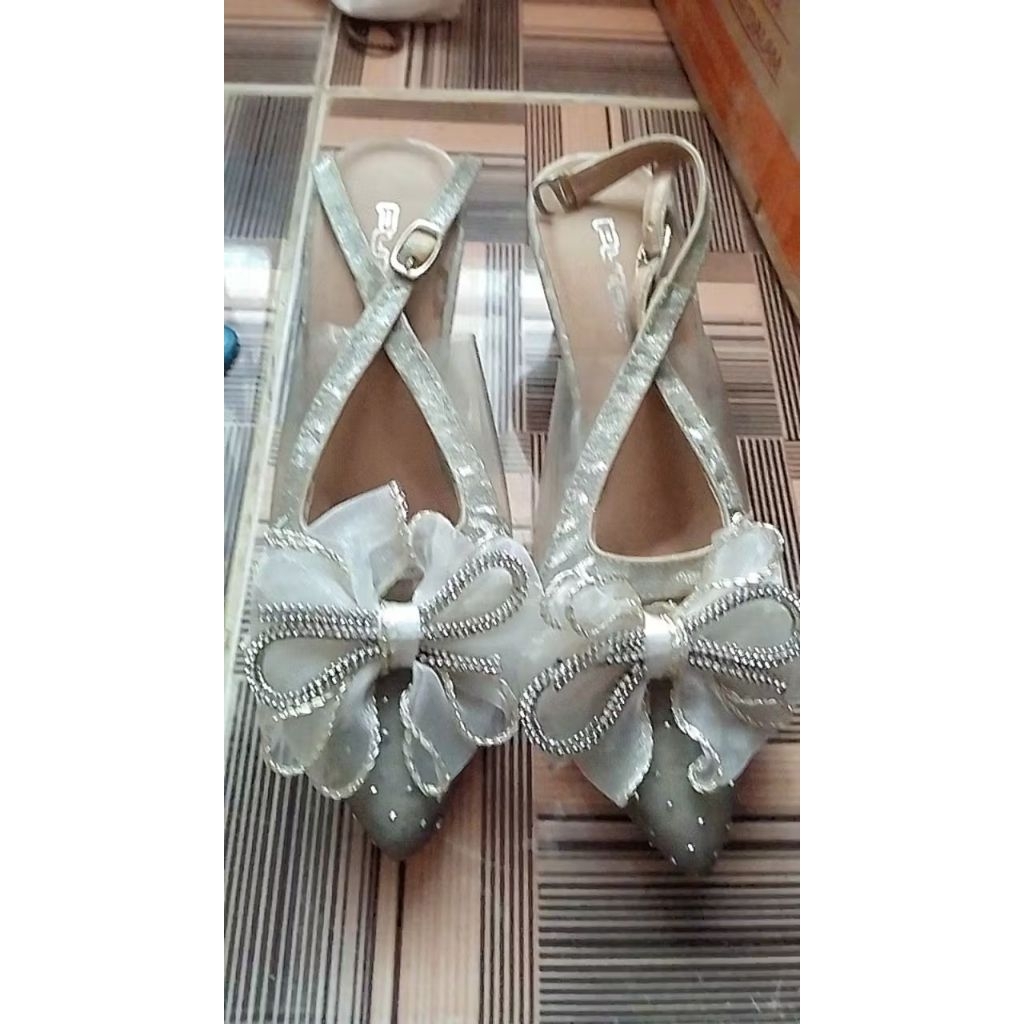 sepatu heels pita silver preloved