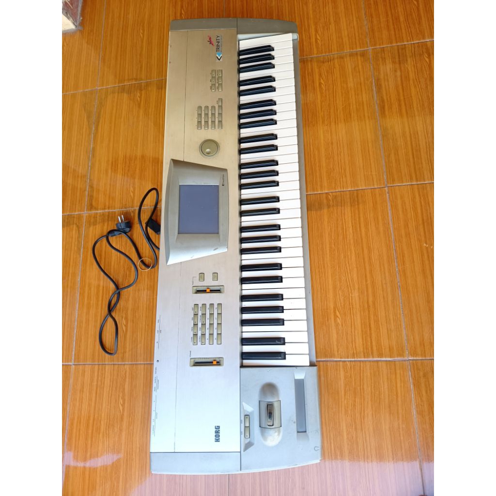 keyboard synthesizer KORG TRINITY normal bekas pemakaian perumahan