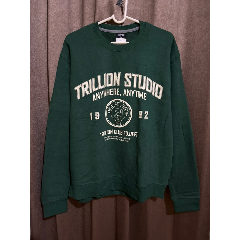 (TRILLION STUDIO) crewneck hijau botol pekat