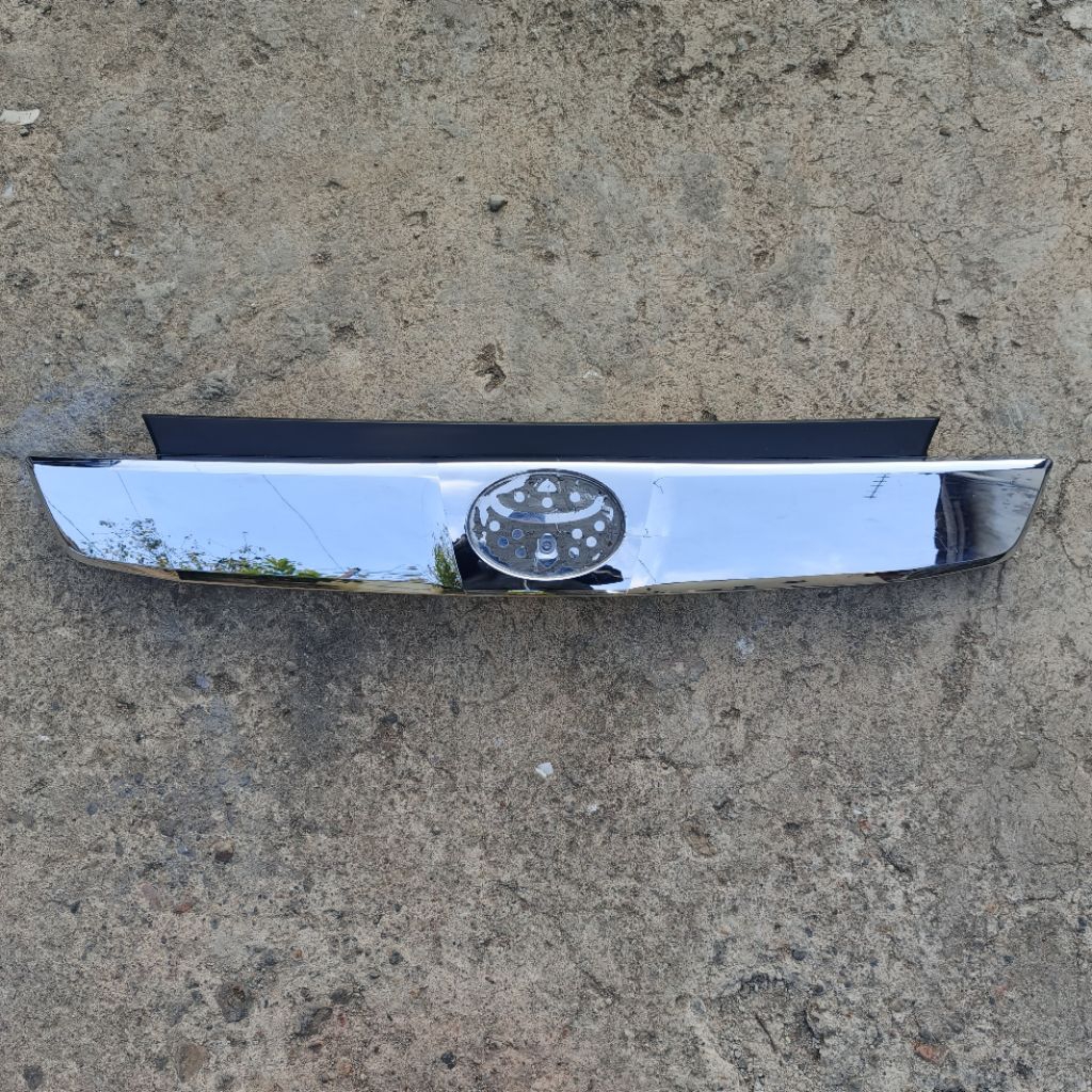 list moulding chrome bagasi toyota vellfire tn. 2016-2017-2018