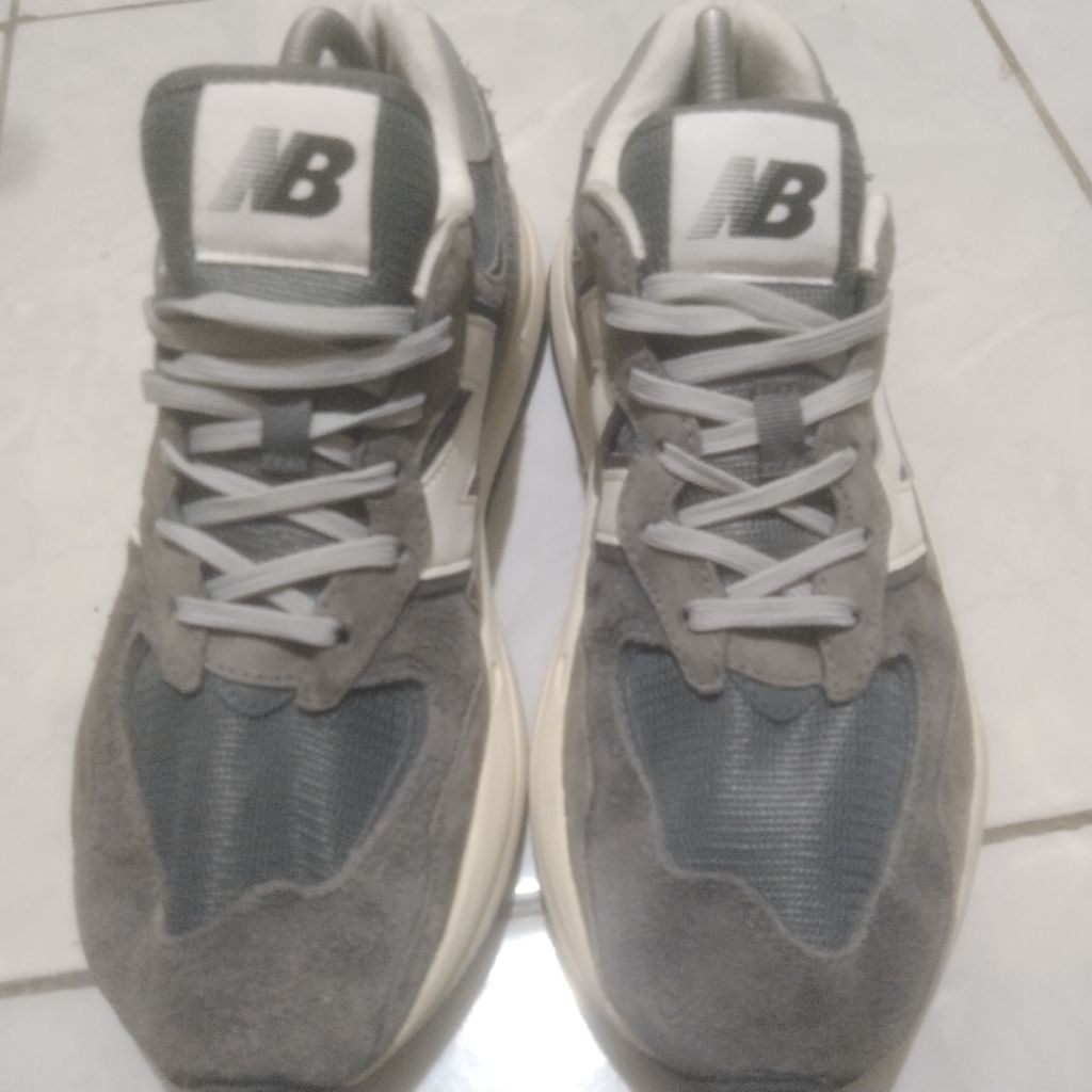 sepatu NB 5740 ukuran size 41,5 insol 26 warna dark grey