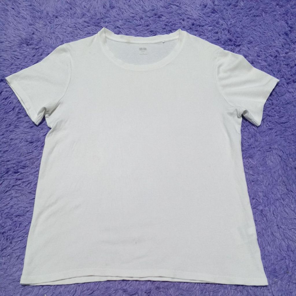 Kaos Uniqlo supima white