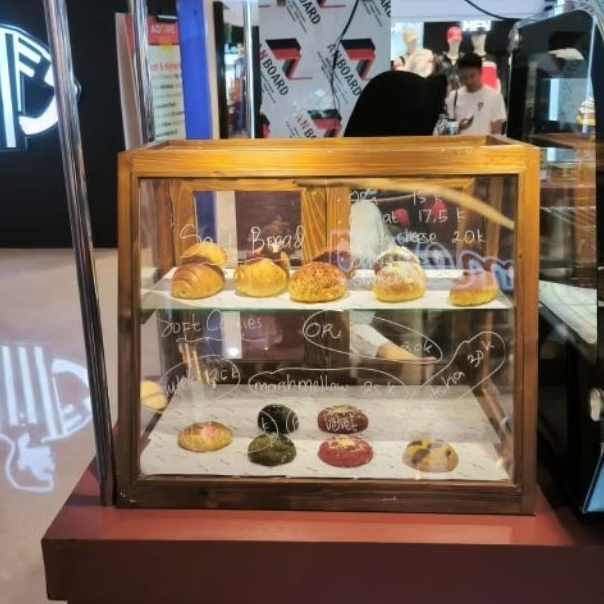 Etalase Kayu Jati Belanda kombinasi Akrilik Etalase Roti Cake