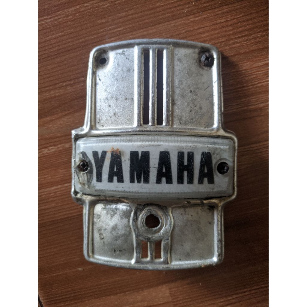 EMBLEM LOGO DADA LAMPU SENJA ASSY YAMAHA U5 U7 ORIGINAL
