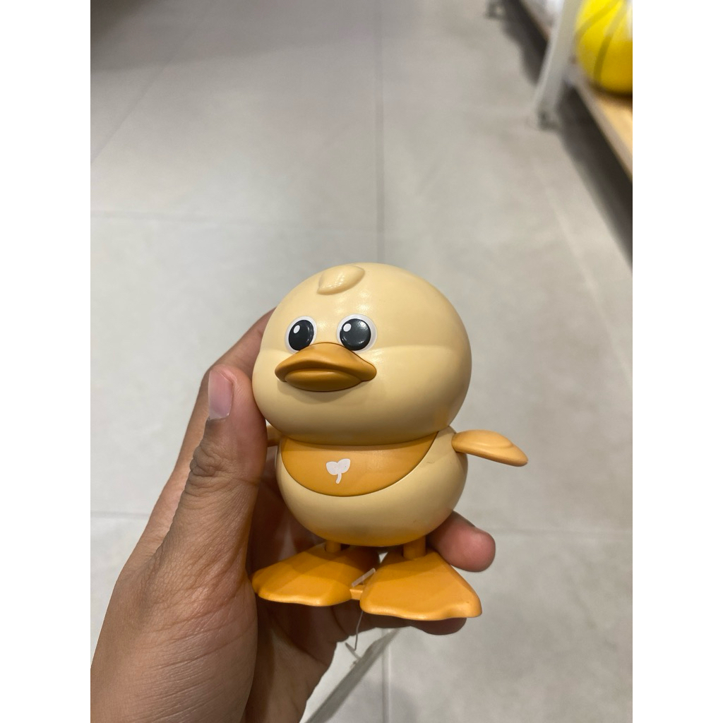 Miniso Mainan Anak Bebek Ayam Berjalan - Wind Up Duck Toy