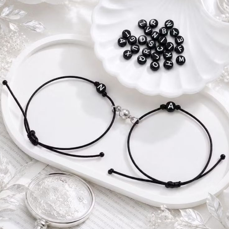 ( Beerrysaa ) Gelang Couple Magnet Huruf Bulat Pipih Hitam tali Serut | Tersedia semua huruf A-Z | G