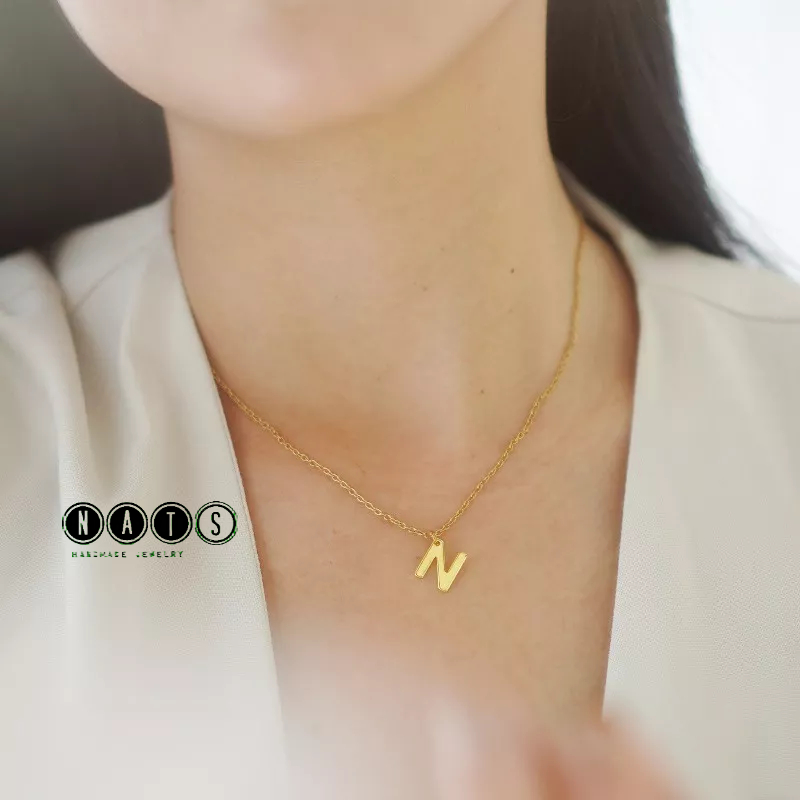 Nats Living: Kalung Huruf Titanium Wanita Anti Karat, Huruf Gantung A-Z