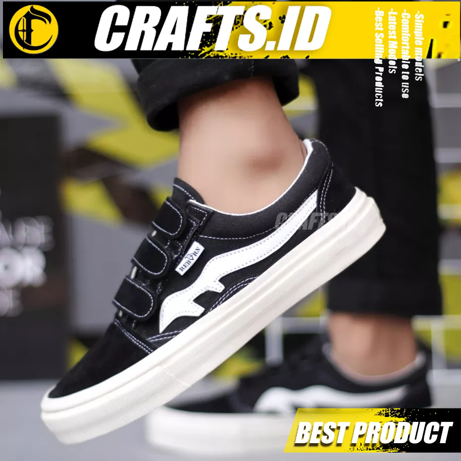 Sepatu Kasual Sekolah Sneakers Hitam Pria