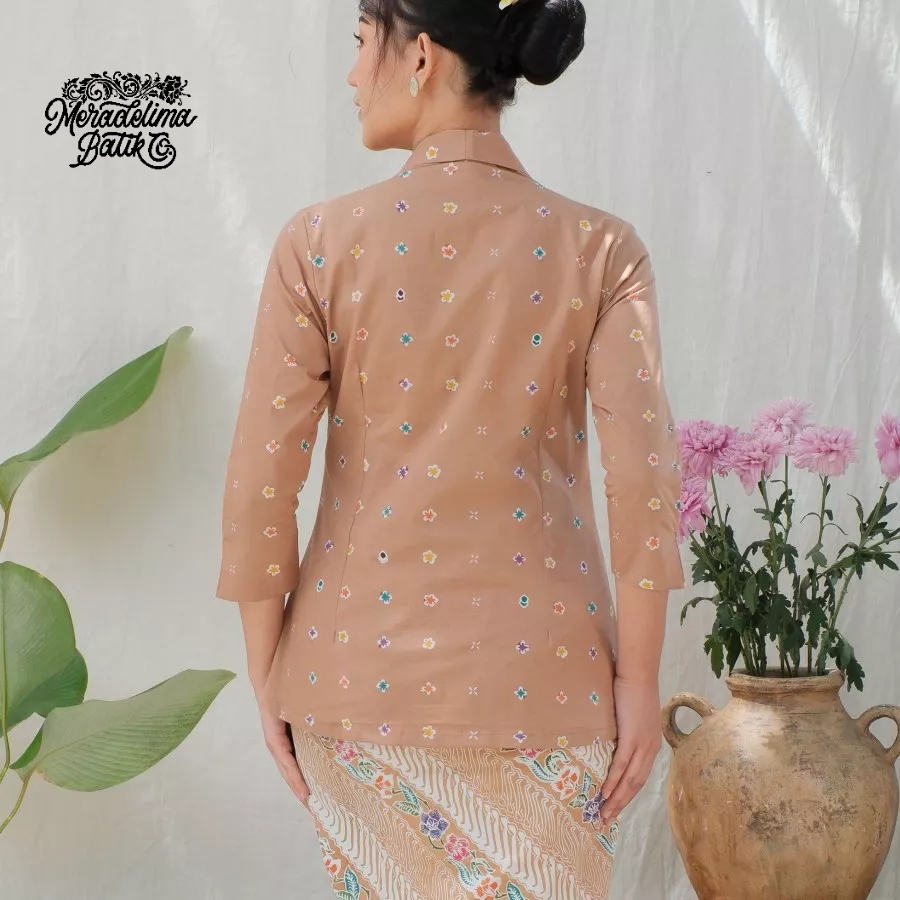 Kebaya Kutubaru Etnik Jasmine Lengan 7/8 Meradelima Katun Cokelat