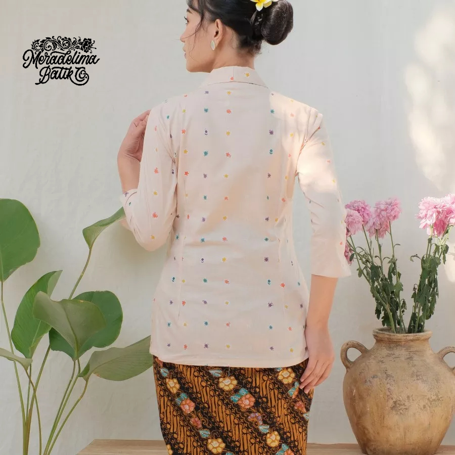 Kebaya Kutubaru Etnik Jasmine Lengan 7/8 Meradelima Katun Cream