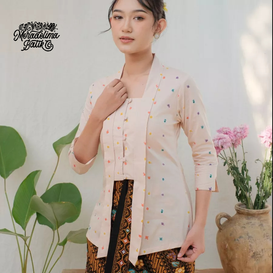 Kebaya Kutubaru Etnik Jasmine Lengan 7/8 Meradelima Katun Cream