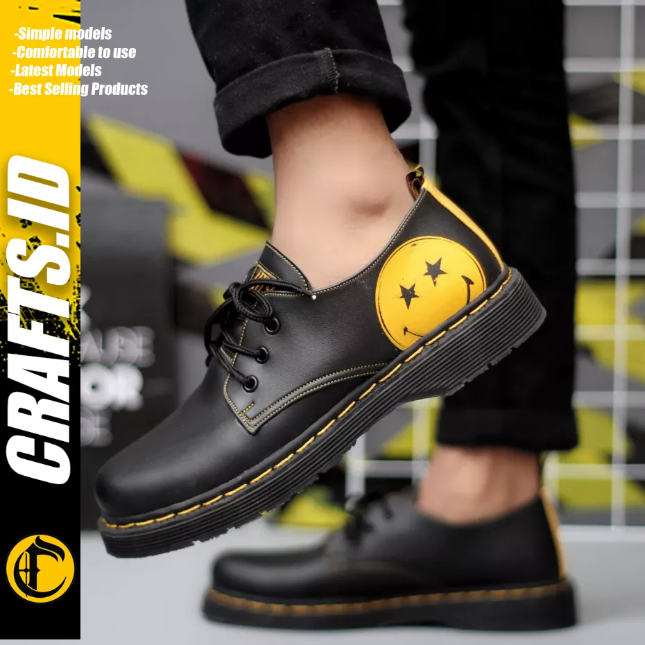 Crafts Smile - Sepatu Formal Docmart Low Boots Motif Smile Hitam Pria