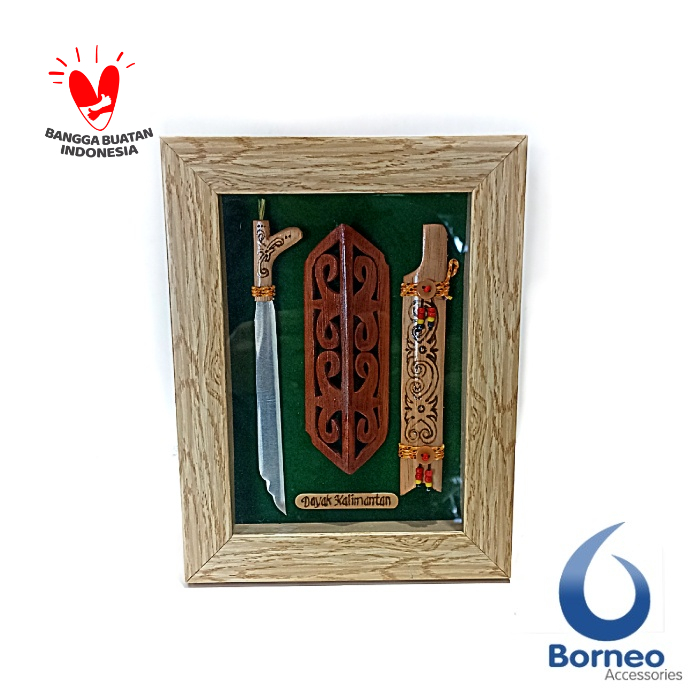 Hiasan Pigura Miniatur Mandau Tameng Khas Dayak Kalimantan