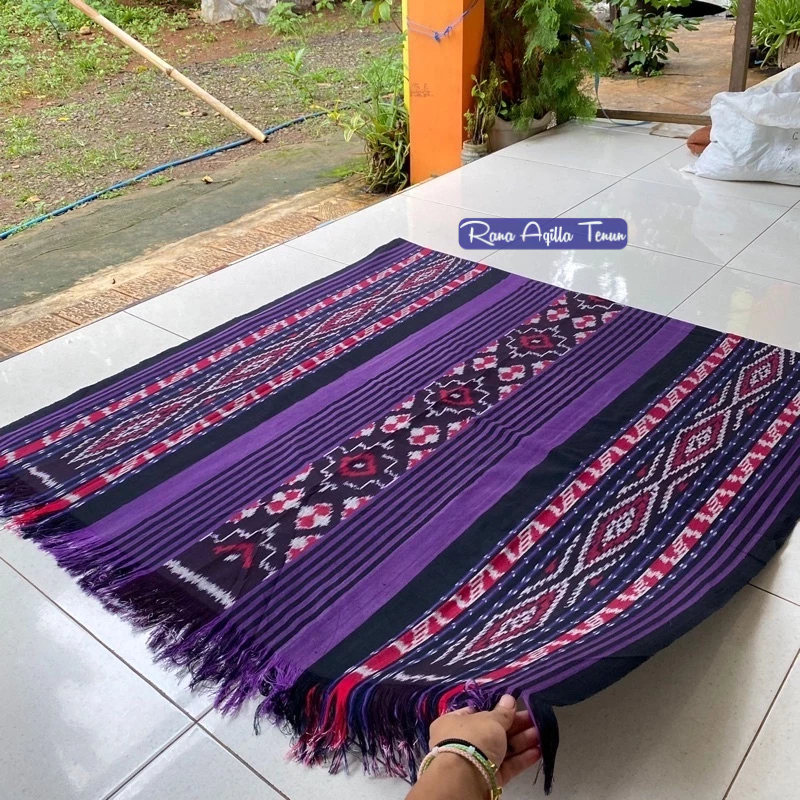 kain blanket motif toraja warna dasar hitam motif Ungu unik rana aqillah tenun jepara