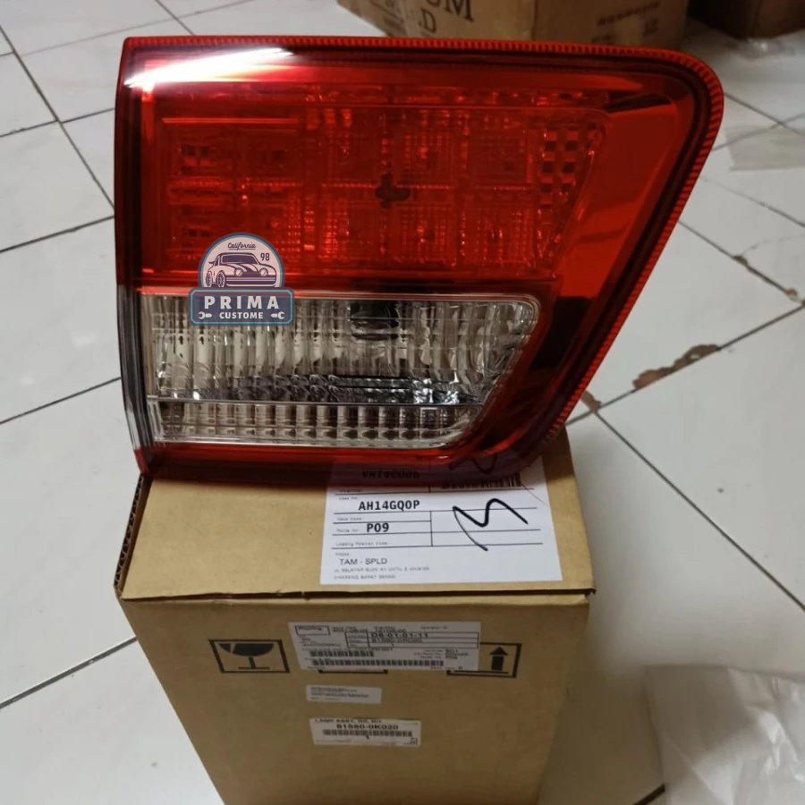 LAMPU REFLEKTOR PINTU BAGASI FORTUNER 2009-2011